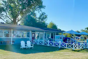 Lomma Camping & Resort - Gebäude des Campingplatzes mit Außenbereich und Sitzgelegenheiten