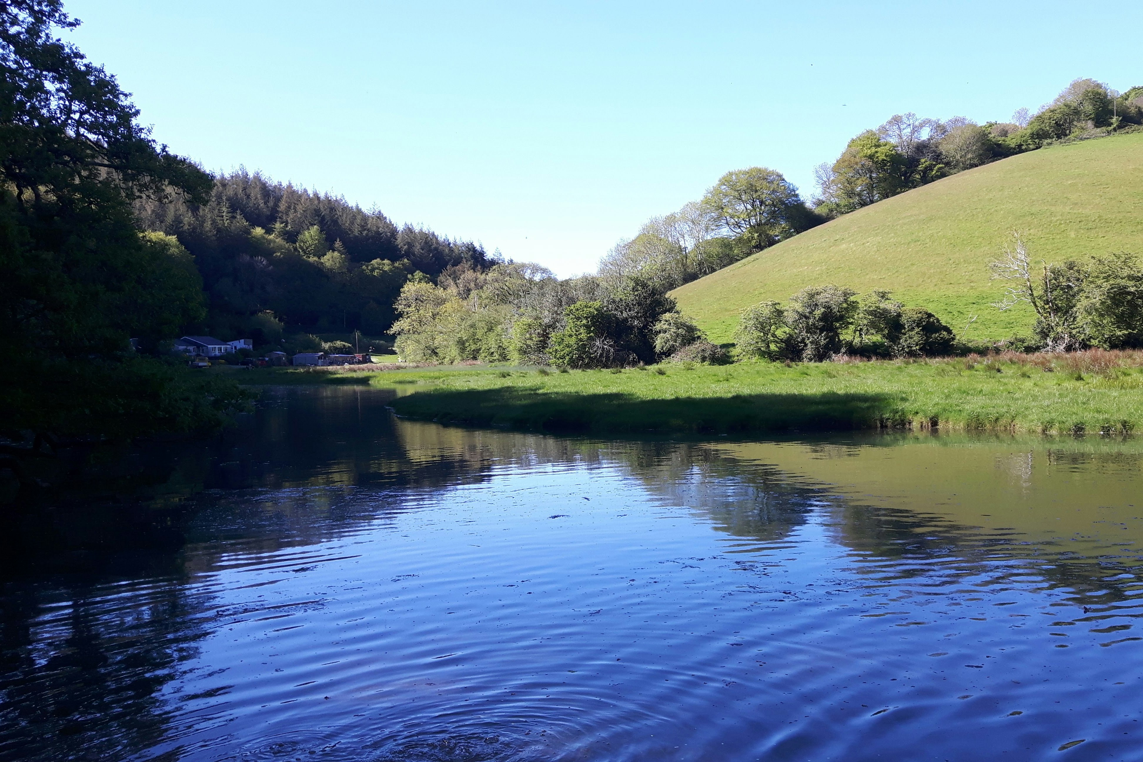 Looe Country Park Caravan & Campsite  -  Campingplatz am Ufer des Flusses