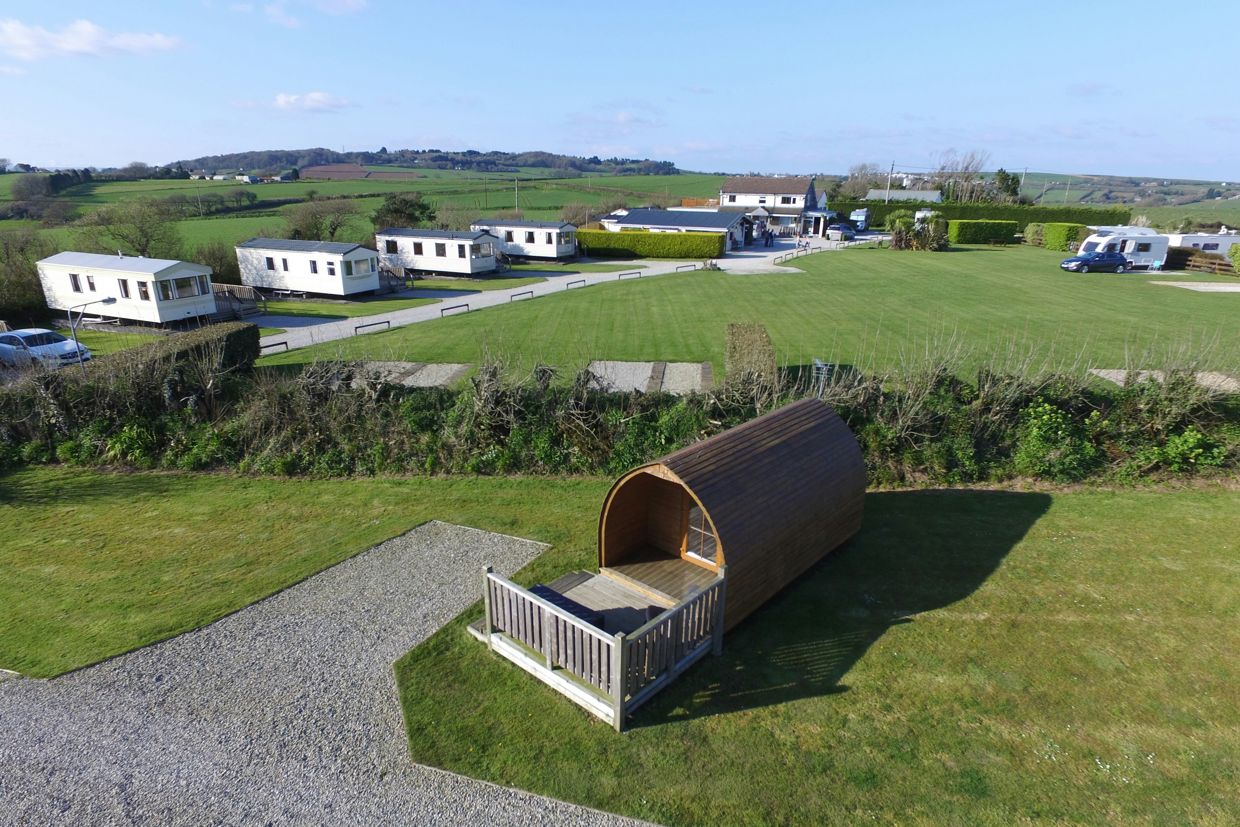 Looe Country Park Caravan & Campsite  -  Mobilheime vom Campingplatz auf grüner Wiese