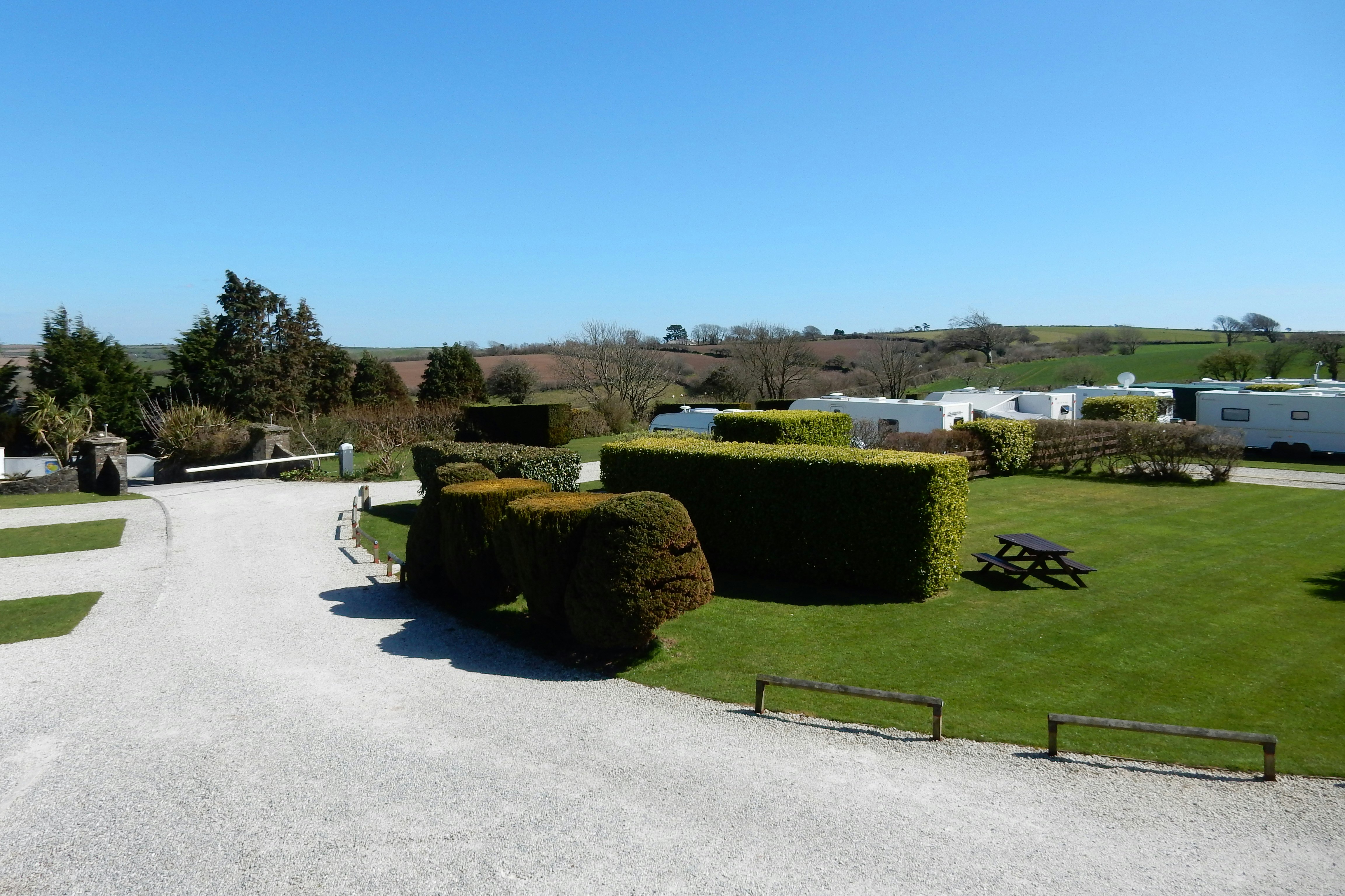 Looe Country Park Caravan & Campsite  - Picknicktische am Wohnwagen- und Zeltstellplatz vom Campingplatz auf grüner Wiese