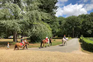 L´Orangerie de Beauregard - Kinder auf Pferden in der Nähe des Campingplatzes
