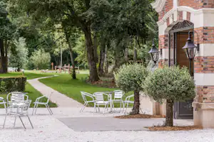 L´Orangerie de Beauregard - Terrasse im Grünen auf dem Campingplatz