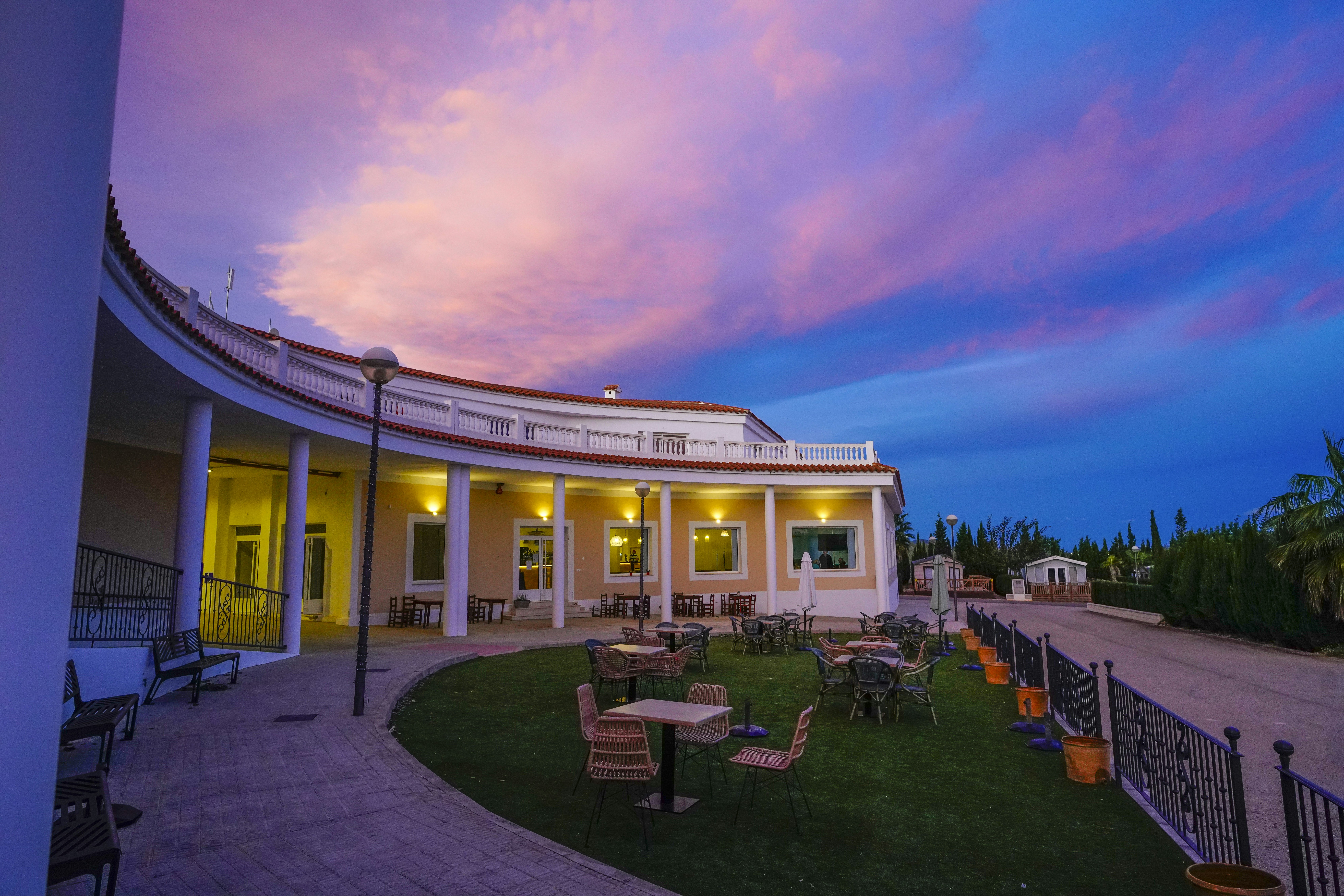 Los Olivos Camping Park - Terrasse des Campingplatzes am Abend