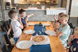 Lovisenberg Campingdrift AS Lovisenberg Familiencamping - Kinder essen Pizza im Restaurant des Campingplatzes