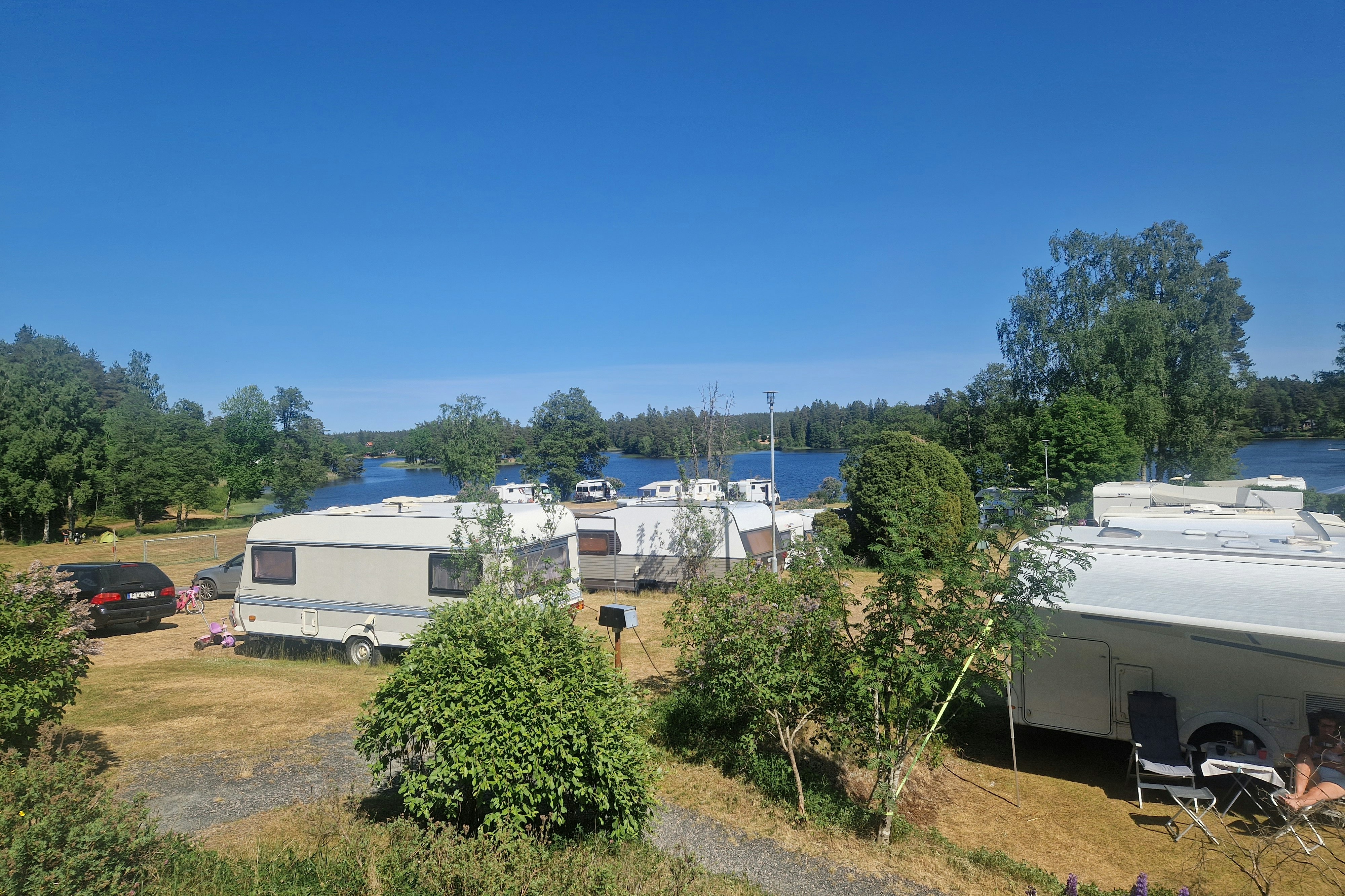 Lovsjö Badens Camping - Blick auf die Standplätze auf dem Campingplatz