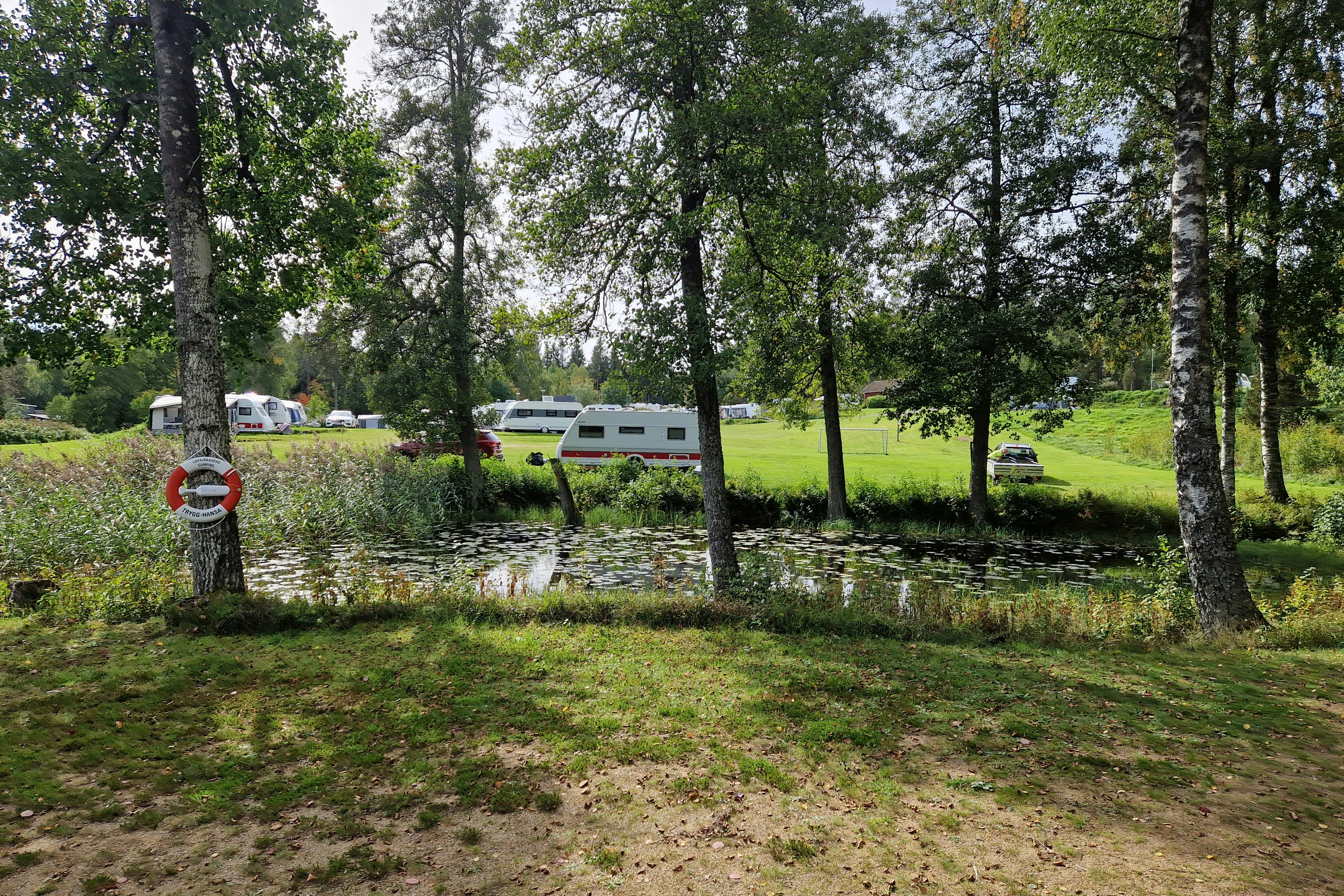 Lovsjö Badens Camping - Kleiner See auf dem Campingplatz