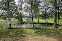 Lovsjö Badens Camping - Kleiner See auf dem Campingplatz