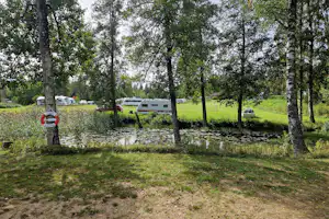 Lovsjö Badens Camping - Kleiner See auf dem Campingplatz