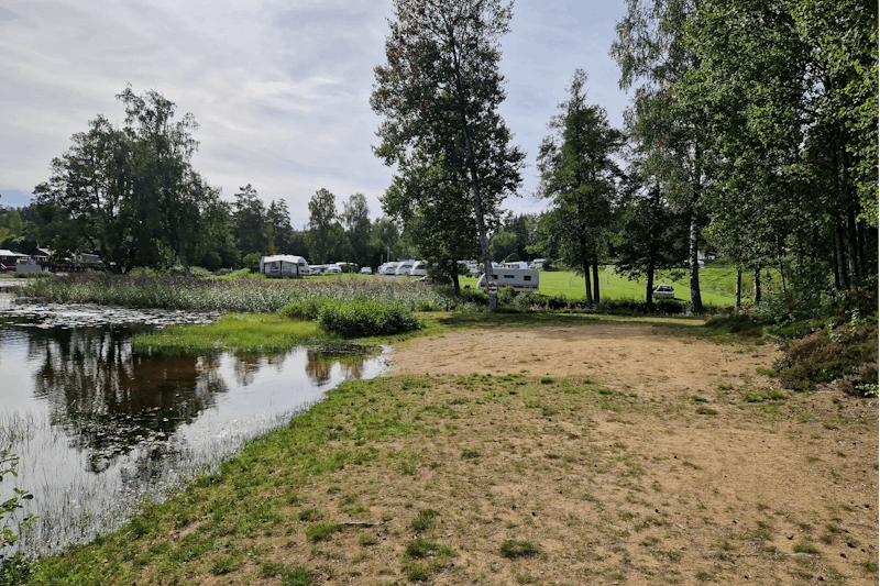 Lovsjö Badens Camping - Standplätze am kleinen See auf dem Campingplatz