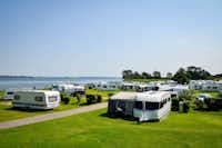 Lærkelunden Camping - Wohnwagenstellplatz  und Wohnmobilstellplatz vom Campingplatz mit Blick auf die Ostsee