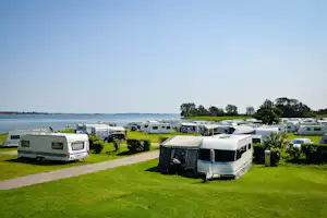 Lærkelunden Camping - Wohnwagenstellplatz und Wohnmobilstellplatz vom Campingplatz mit Blick auf die Ostsee