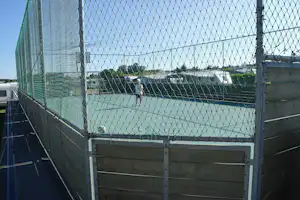 Lærkelunden Camping -eingezäunter Fußball- und Basketballplatz vom Campingplatz