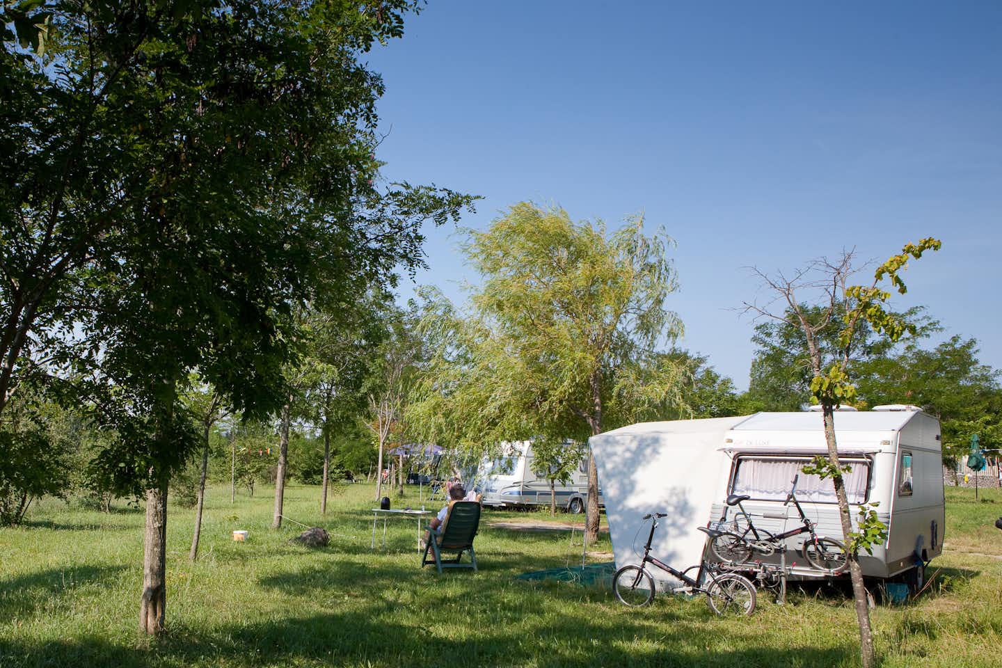 Ludo Camping  -  Wohnwagen- und Zeltstellplatz im Grünen auf dem Campingplatz