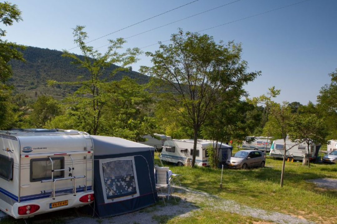 Ludo Camping - Wohnmobil- und Wohnwagenstandplätze auf der Wiese