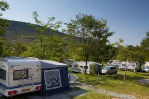 Ludo Camping - Wohnmobil- und Wohnwagenstandplätze auf der Wiese