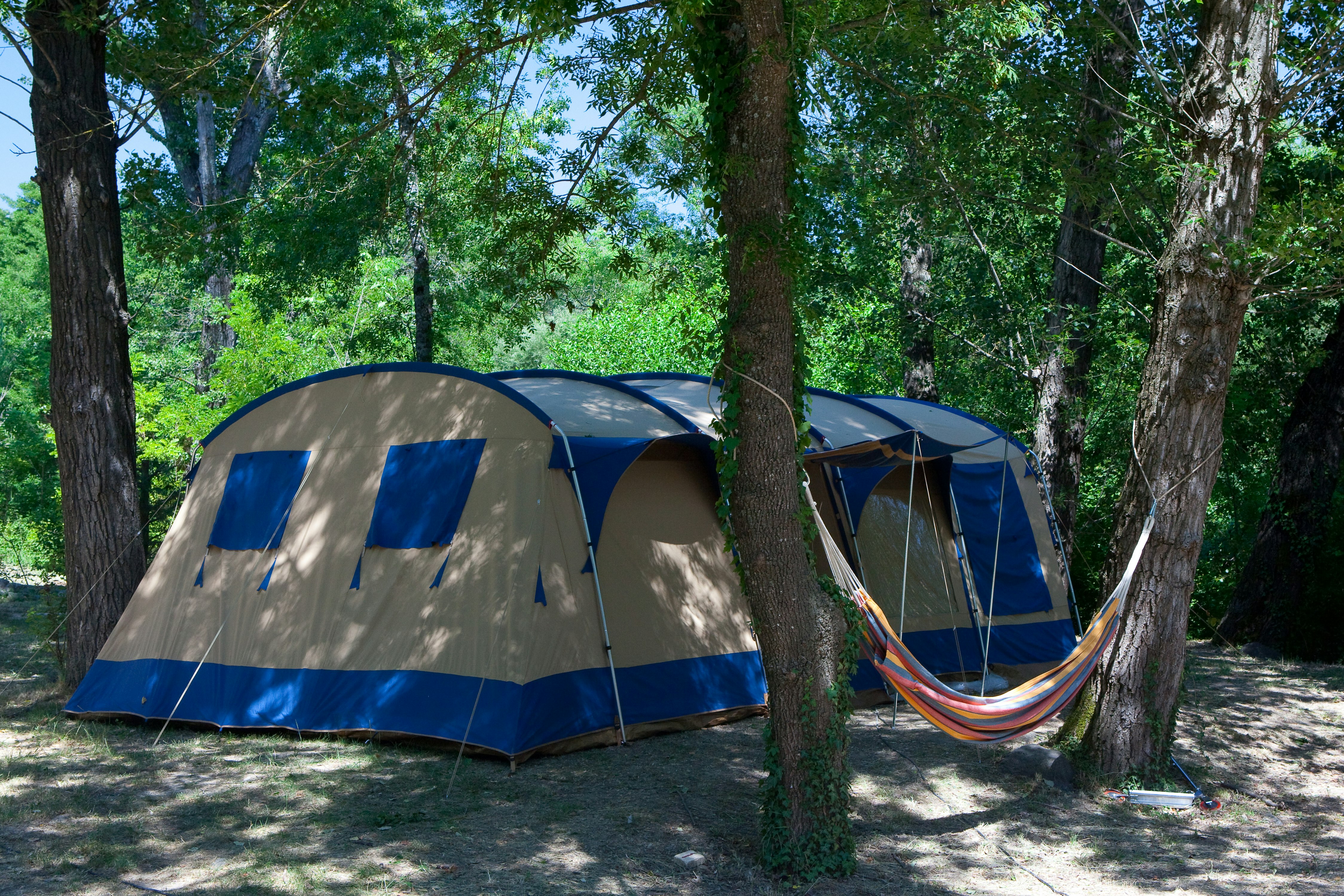 Ludo Camping - Zeltplätze im Schatten der Bäume auf dem Campingplatz