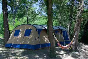 Ludo Camping - Zeltplätze im Schatten der Bäume auf dem Campingplatz
