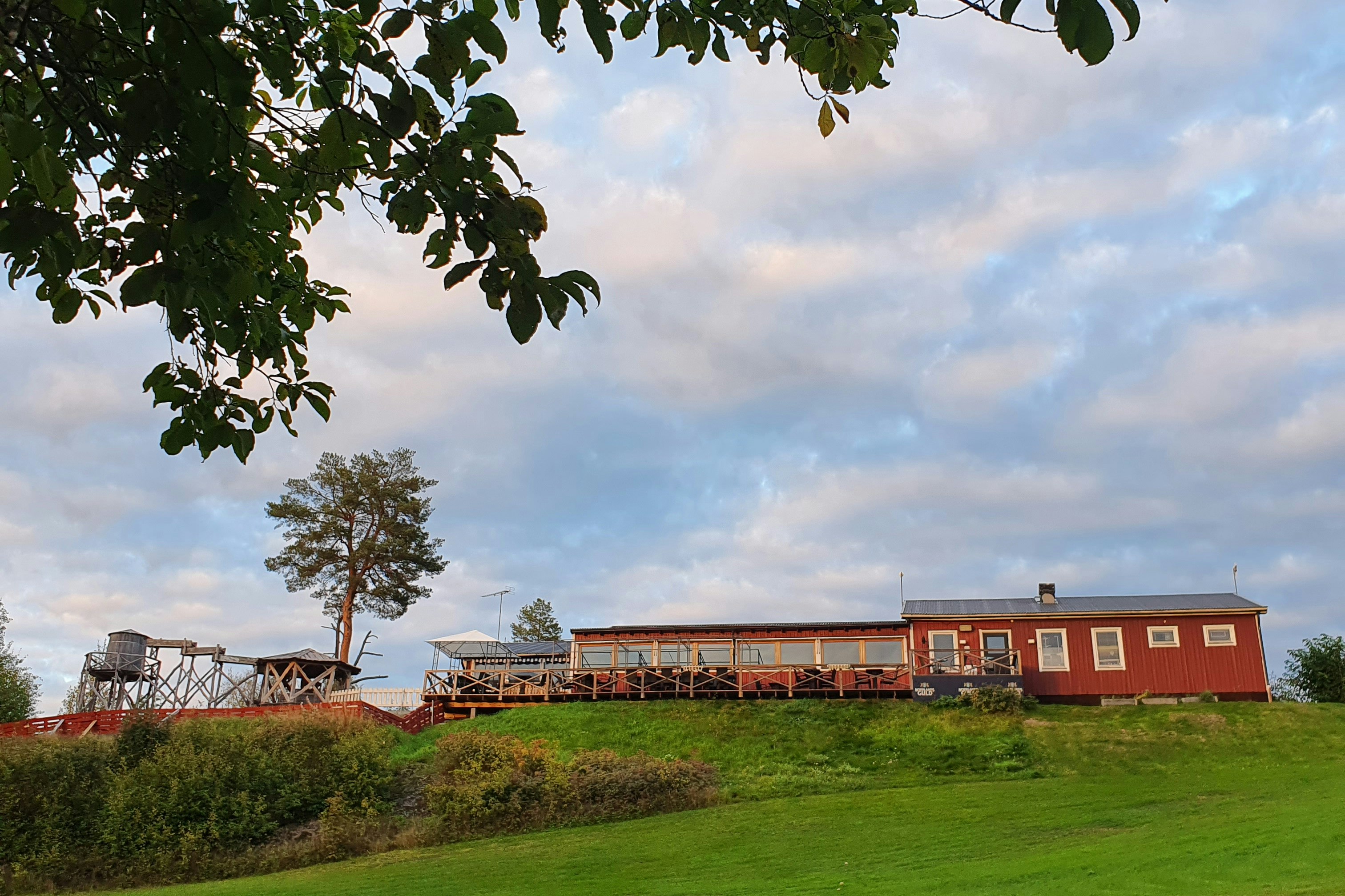 Lufta Camping - Blick auf den Campingplatz mit Terrasse