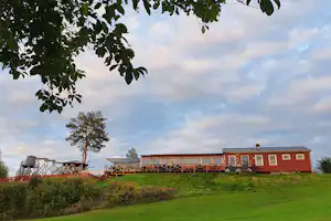 Lufta Camping - Blick auf den Campingplatz mit Terrasse