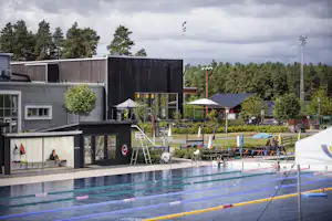 Nordic Camping Lugnet - Camper am Pool vom Campingplatz