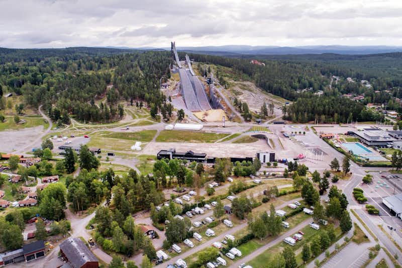 Nordic Camping Lugnet  -  Luftaufnahme vom Campingplatz mit Downhill Park