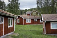 Nordic Camping Lugnet  -  Mobilheime vom Campingplatz auf grüner Wiese