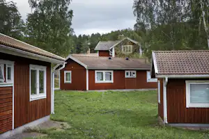 Nordic Camping Lugnet - Mobilheime vom Campingplatz auf grüner Wiese