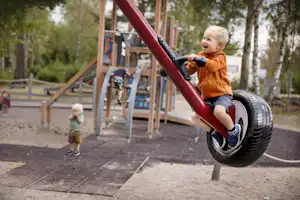 Nordic Camping Lugnet - Kind auf dem Spielplatz vom Campingplatz