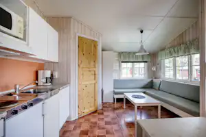 Nordic Camping Lugnet - Küche und Wohnbereich im Mobilheim vom Campingplatz