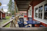 Nordic Camping Lugnet  - Veranda vom Mobilheim auf dem Campingplatz mit Esstisch