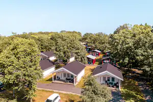 Lundegårds Camping - Mobilheime mit Terrasse im Schatten der Bäume