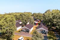 Lundegårds Camping - Mobilheime mit Terrasse im Schatten der Bäume