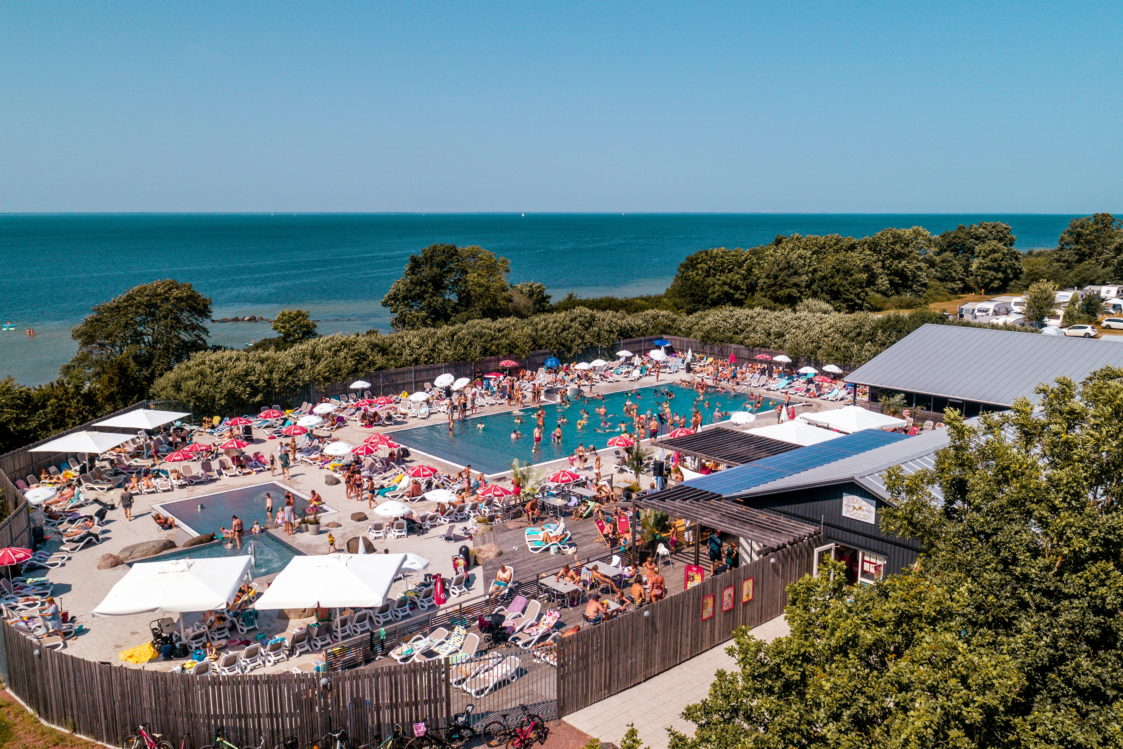 Lundegårds Camping - Poolbereich im Freien mit Sonnenschirmen und Liegestühlen
