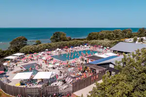 Lundegårds Camping - Poolbereich im Freien mit Sonnenschirmen und Liegestühlen