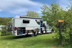 Lyngholt Familiecamping - Wohnmobil- und Wohnwagenstandplätze auf der Wiese