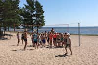 Mändjala Camping  -  Volleyballfeld am Strand vom Campingplatz