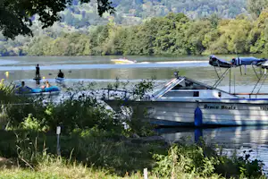 Main Glueck Camping - Bootsanlegestelle und Wassersport als Freizeitaktivität