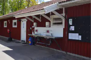 Mälarbadens Camping - Abwaschbecken an der Außenwand des Servicegebäudes