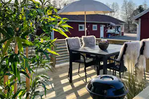 Mälarbadens Camping - Terrasse eines Mobilheims mit Grill