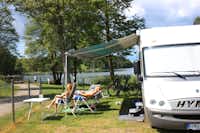 Malmköpings Bad & Camping - Campinggäste beim Sonnen am Standplatz