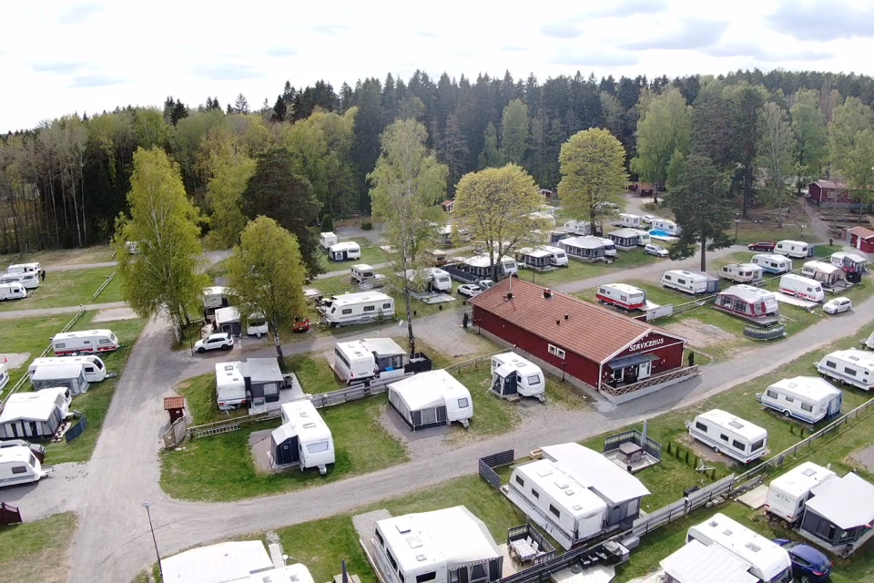 Malmköpings Bad & Camping - Standplätze und Servicegebäude des Campingplatzes