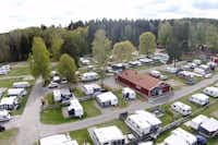 Malmköpings Bad & Camping - Standplätze und Servicegebäude des Campingplatzes
