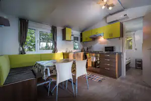 Mara Camping / ATC Liptovský Trnovec - Innenraum eines Mobilheims mit Kochecek und Essbereich