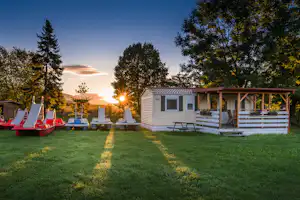 Mara Camping / ATC Liptovský Trnovec - Mobilheim mit überdachter Veranda auf dem Campingplatz