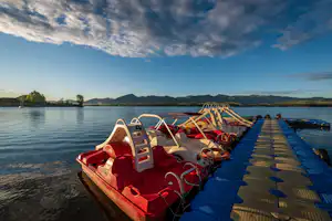 Mara Camping / ATC Liptovský Trnovec - Verleihbare Tretboote am Steg auf den See