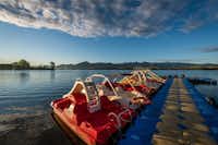 Mara Camping / ATC Liptovský Trnovec - Verleihbare Tretboote am Steg auf den See