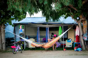 Maragas Beach Naxos - Familie mit Hängematte vor Caravan