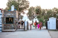 Maragas Beach Naxos - Strandzugang auf dem Campingplatz