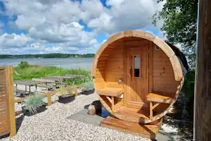 Mariager Camping & Hytter - Fasssauna mit Blick auf den Fjord