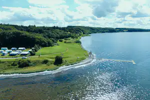 Mariager Camping - Badestrand mit Bäumen beim Campingplatz